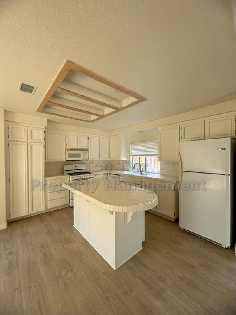 Welcoming Single-Level Home in a Great Neighborhood! With gorgeous landscaping and plentiful frui... — Photo 3