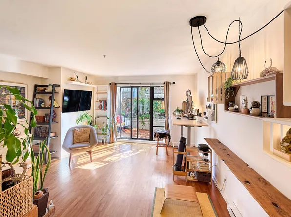 2226 W 12th Ave #105, Vancouver, BC V6K 2N5