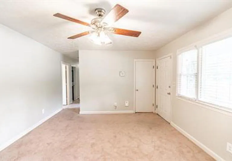 205 N Glover St — Photo 13