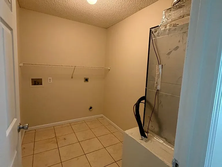 101 Talbot Ct — Photo 36