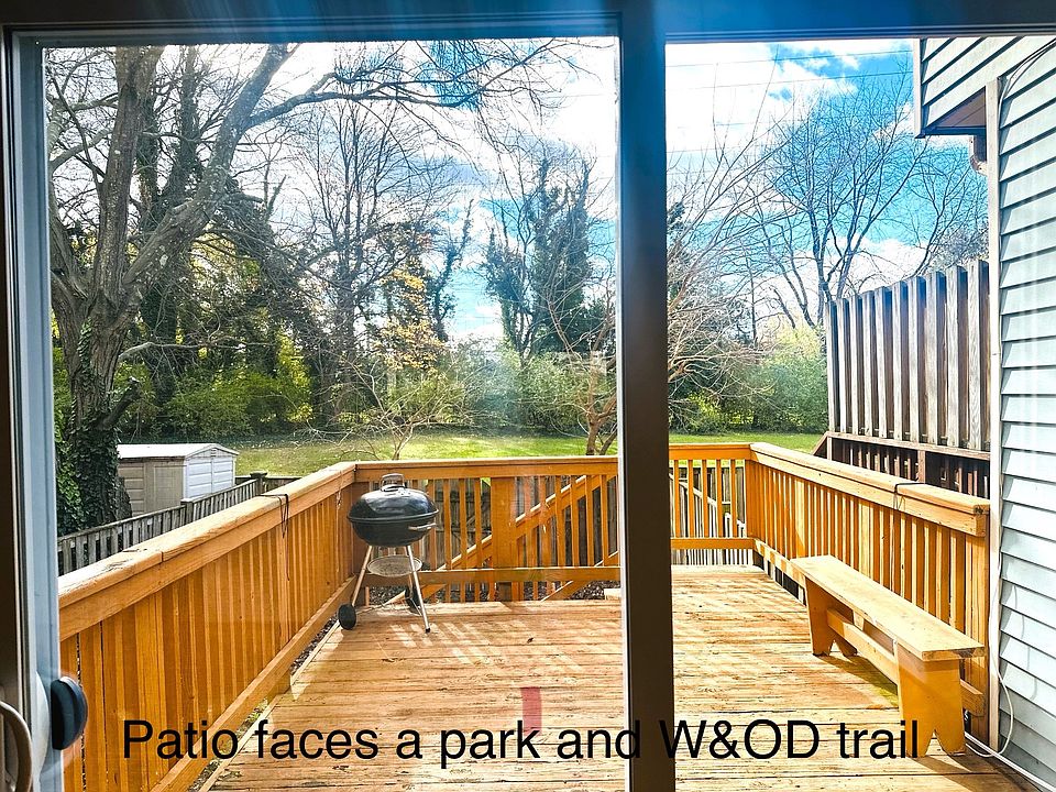 Walkout Patio + fenced yard faces a park, W&OD trail, and Herndon Community center.