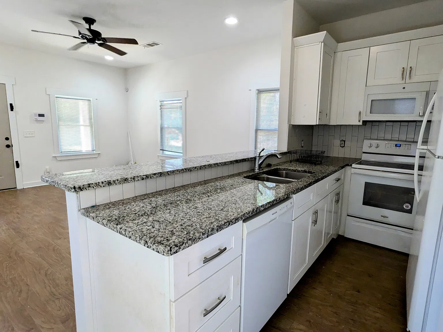1 bed, 704 sqft, $1,249 — Photo 4