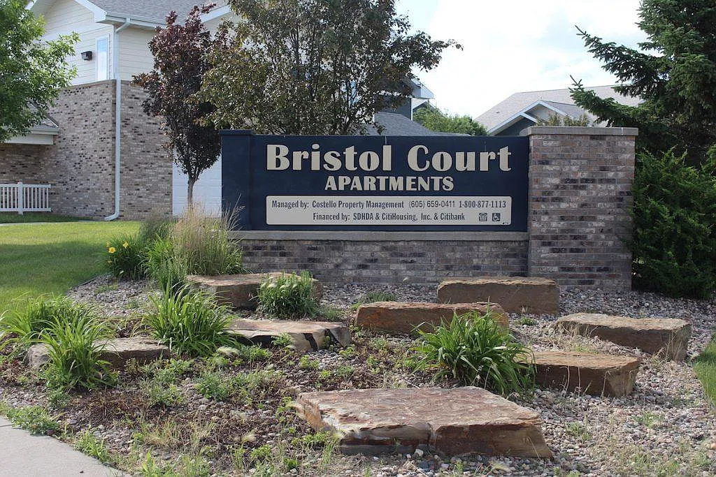 Bristol Court — Photo 1
