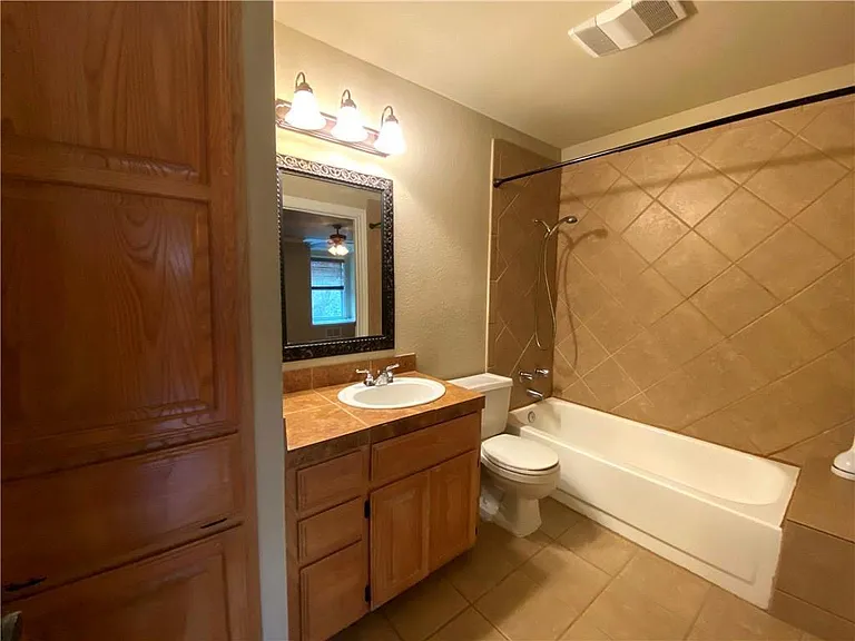 2500 Steck Ave #2 — Photo 7