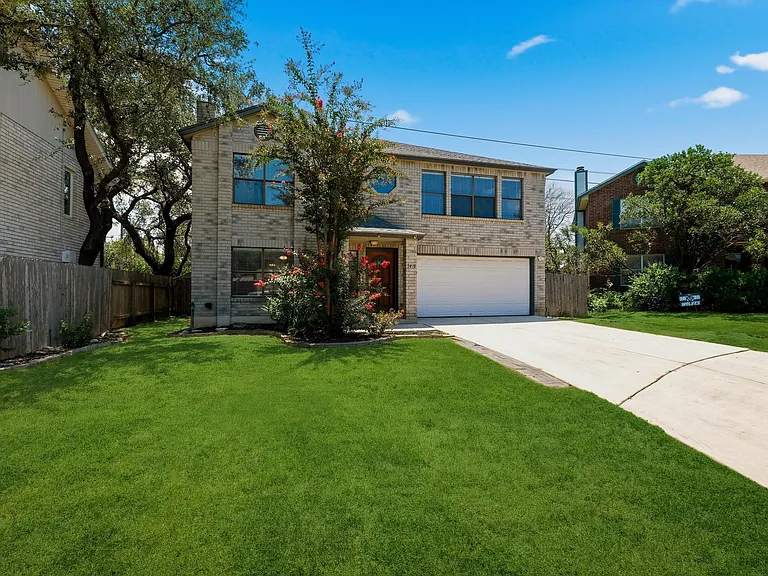 2410 Cedar Trce — Photo 3