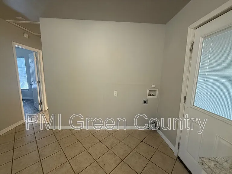 519 E Zion St — Photo 5