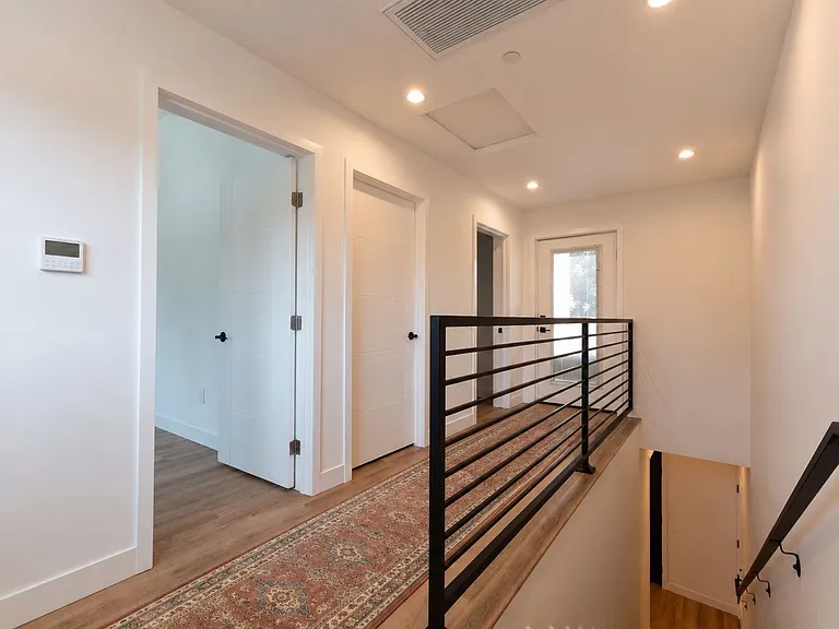 22111 Victory Blvd — Photo 12