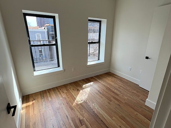 5th image of 679 Watkins St #3