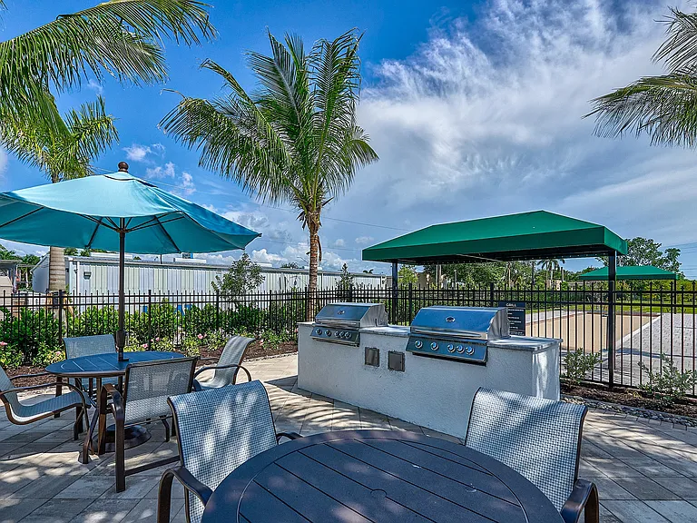 Imperial Crossing Luxury Apartment Homes outdoor grill area.