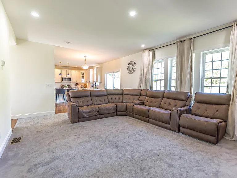 8 Colleen Cir — Photo 12