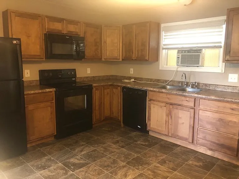 1131 S Oak St — Photo 3