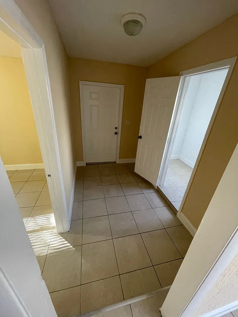 4/2 Home for rent, all tile floor, granite counter tops, new cabinetry, central ac. — Photo 3