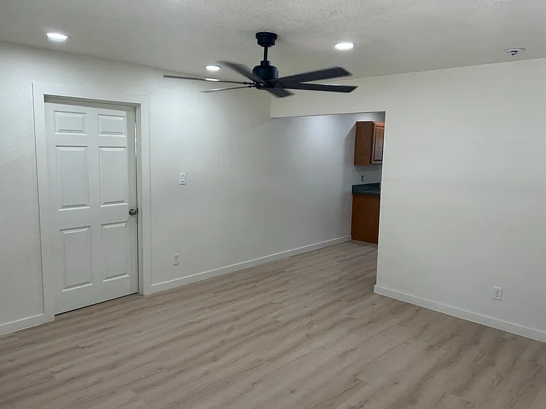 2405 E Dortha Ave — Photo 5