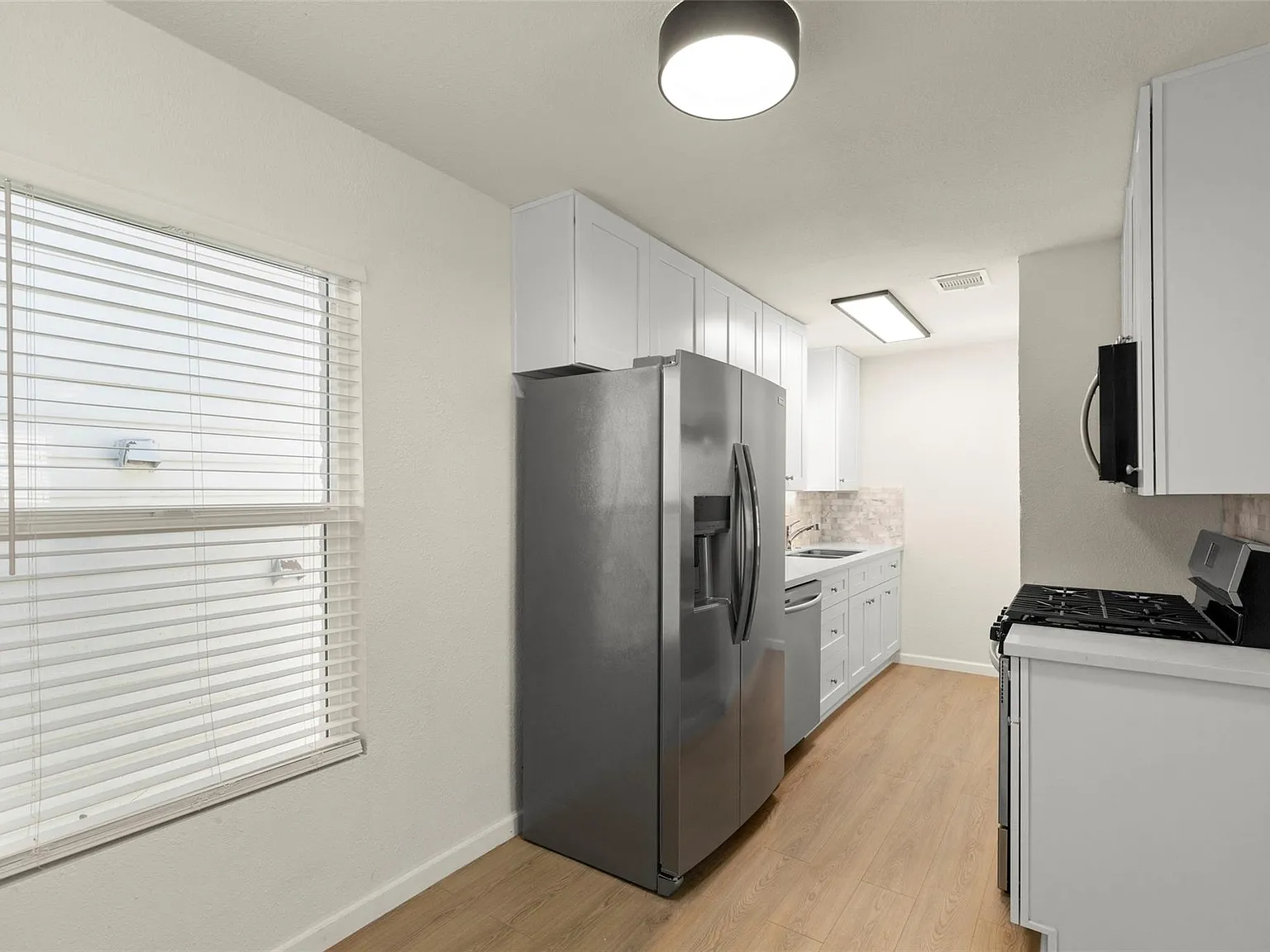 1 bed, 1.0 bath, $1,200 — Photo 3