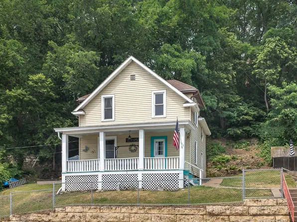 135 Montgomery Ave, East Dubuque, IL 61025