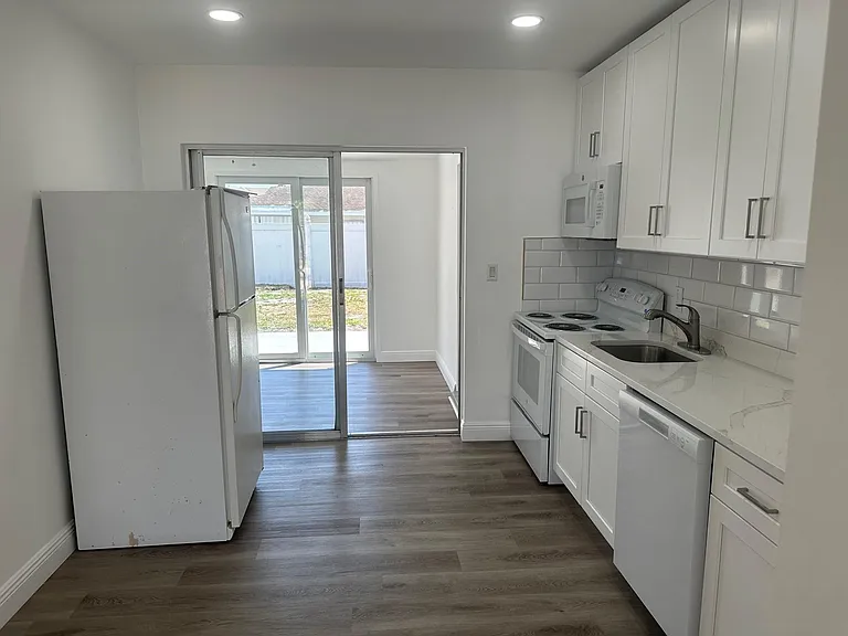 1404 SE 3rd Ter — Photo 3