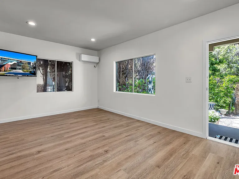 738 Westmount Dr — Photo 10