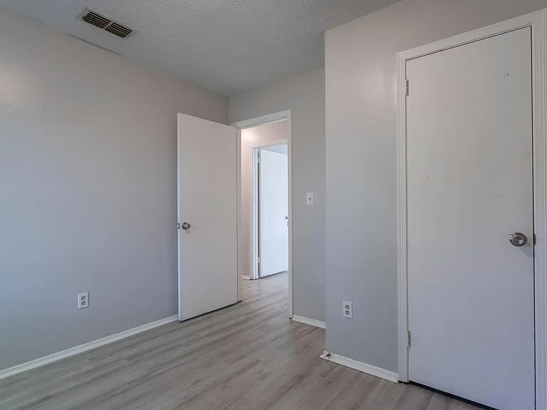 212 Bobbie Ct — Photo 16
