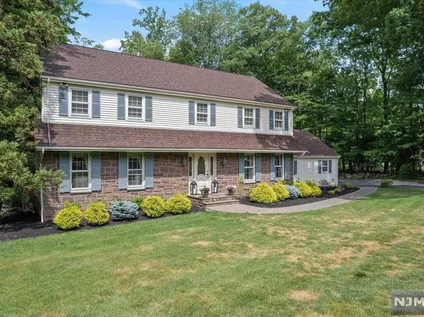 41 Clover Ln, Upper Saddle River, NJ 07458
