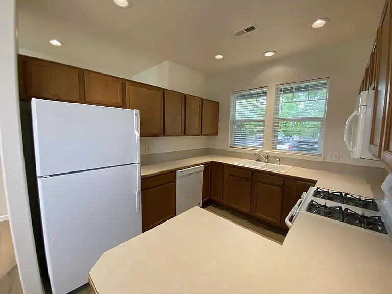 660 Callahan Dr — Photo 9