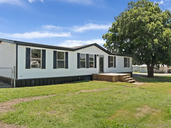 303 SW 5th St, Kingston, OK 73439