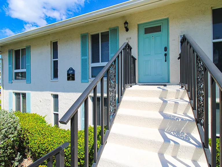 239 Palm Dr #2 — Photo 3