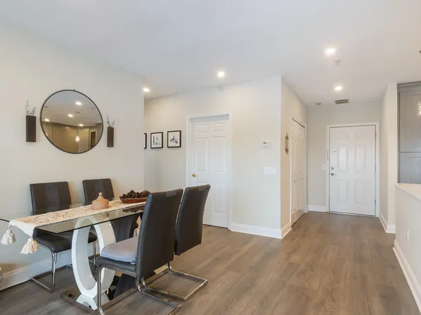 302 The Promenade image 16 of 48