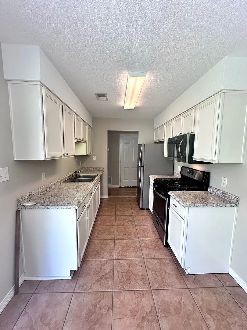 Adorable, Centrally located 3B/2B Home available for Long Term Rental — Photo 3