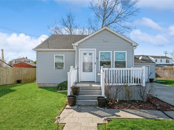 16 Verdi Terrace, Lindenhurst, NY 11757