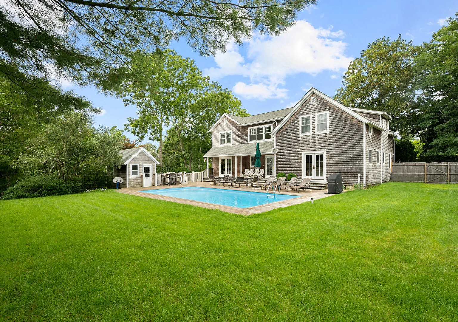 Expansive Decking, Large Pool — Photo 2
