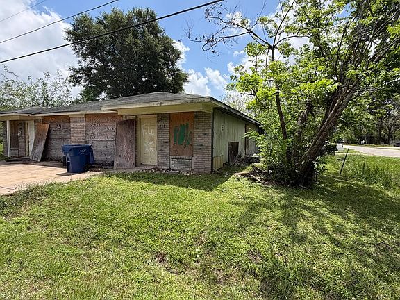 4th image of 1300 Lois St