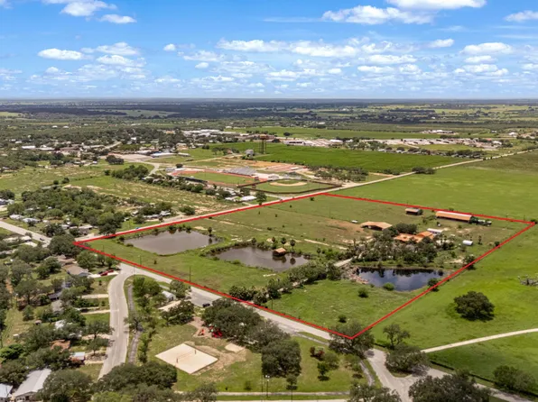 1551 N Windy Knoll, Devine, TX 78016