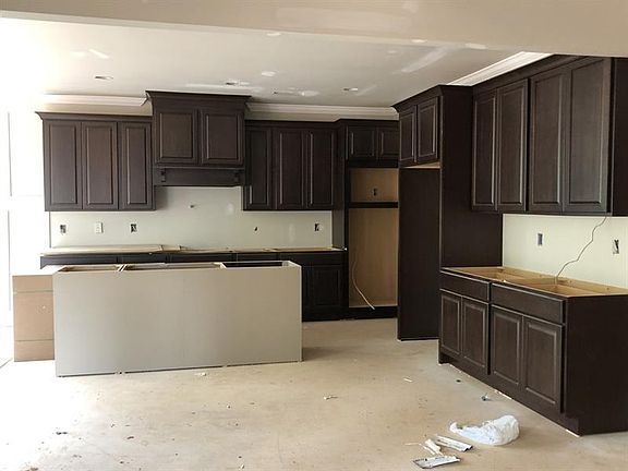 5th image of 803 Lake Crest Dr