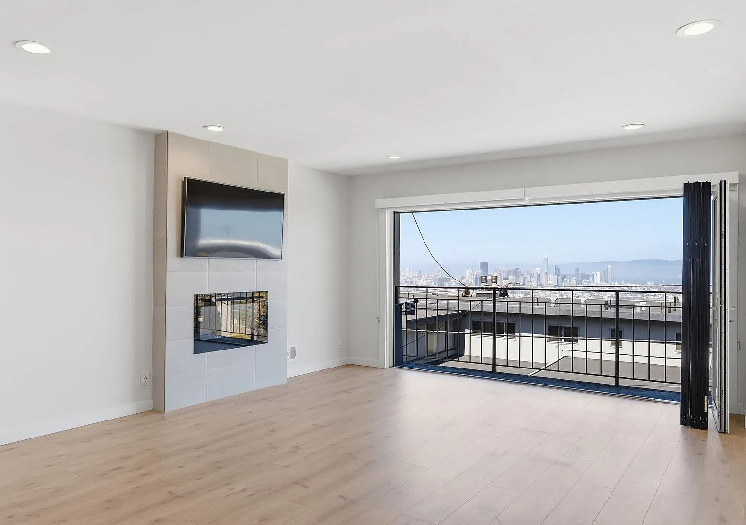 Enjoy this stunning single family home with city views — Photo 2
