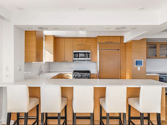 5th image of 25 Sutton Pl S APT 3G
