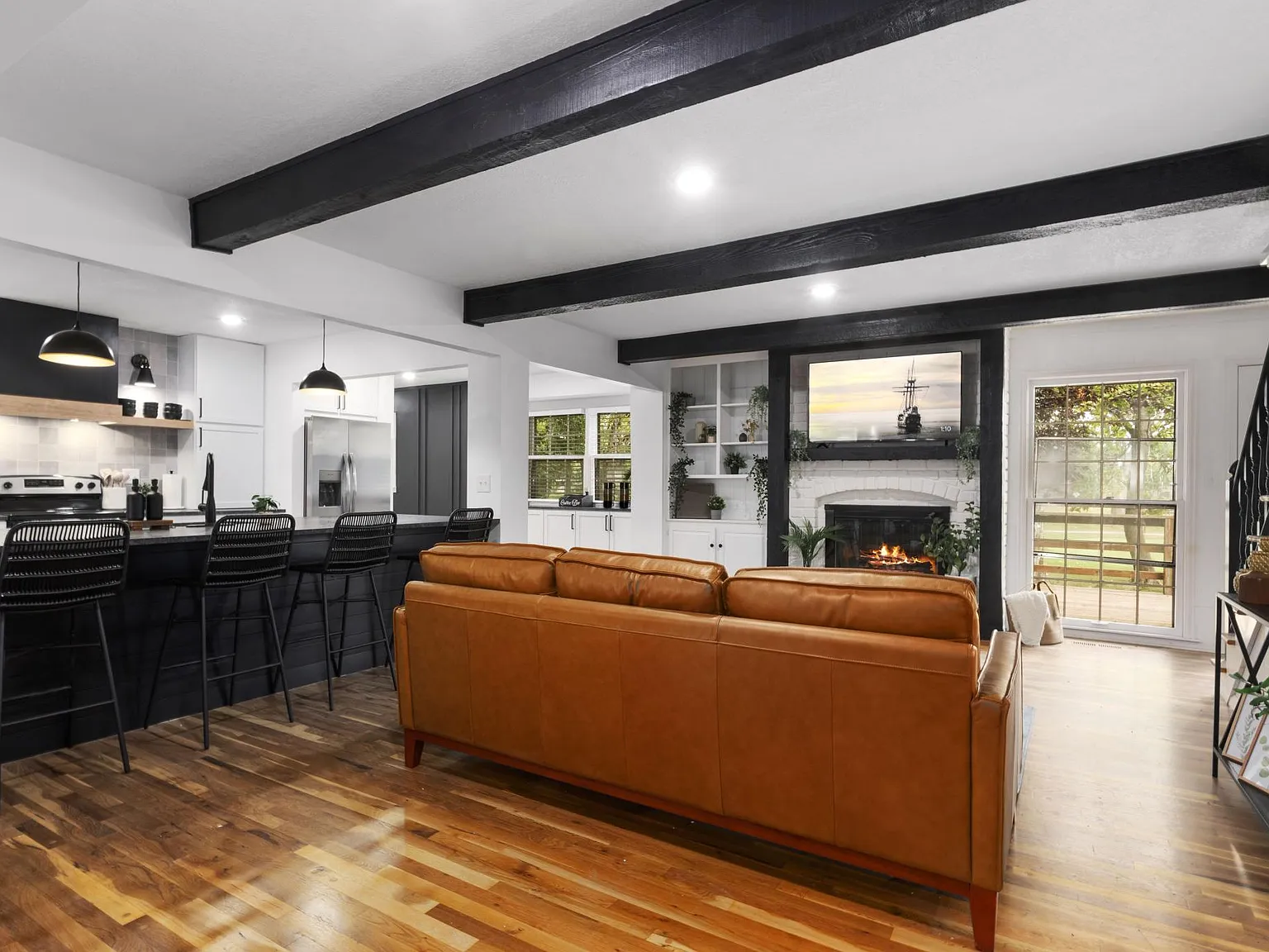 4 bed, 2500 sqft, $6,000 — Photo 3