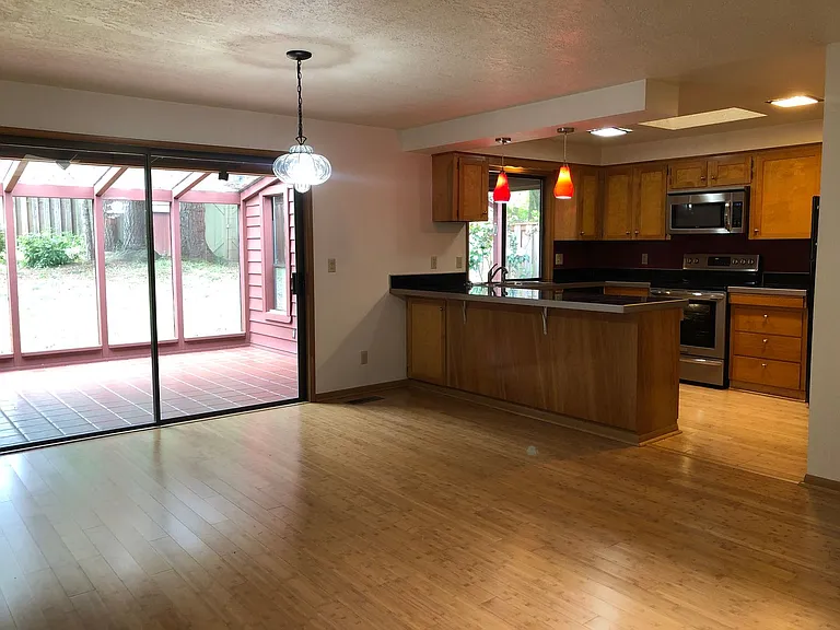 2250 Dorchester Dr S — Photo 4