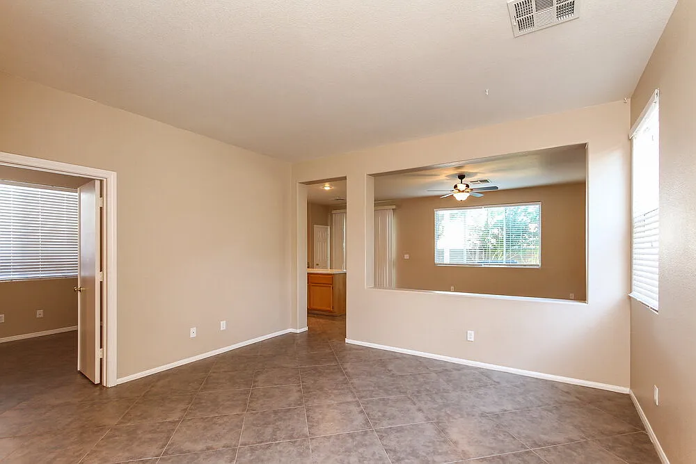 4 bed, 2.5 bath, 1730 sqft, $2,415 — Photo 2