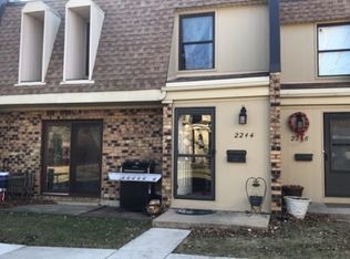 2244 Country Club Dr #36-2E, Woodridge, IL 60517
