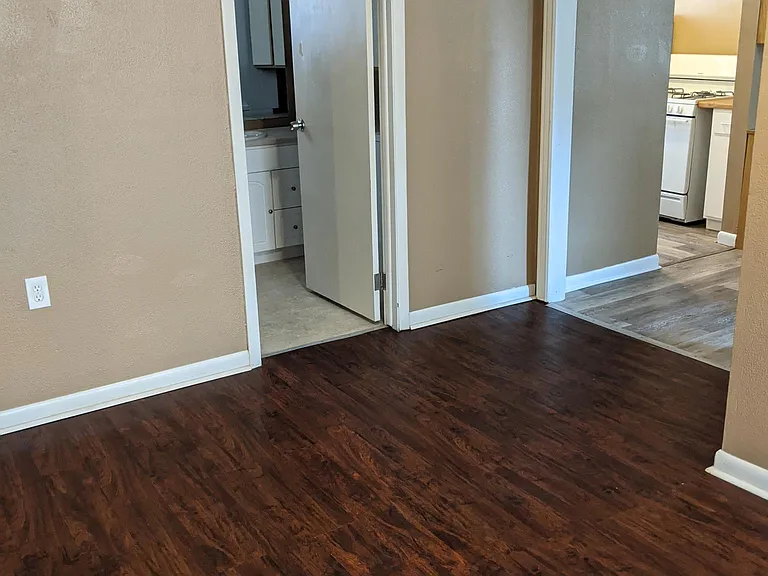 109 W Washington Ave — Photo 11