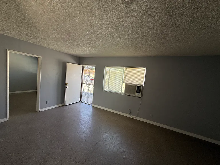 147 N Victoria Ave — Photo 27