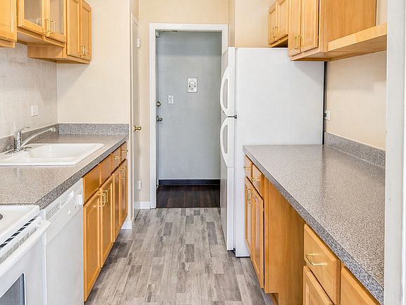 5th image of 6301 N Sheridan Rd APT 15B