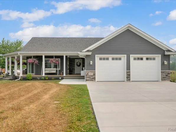 271 E Harrington Rd, Croswell, MI 48422