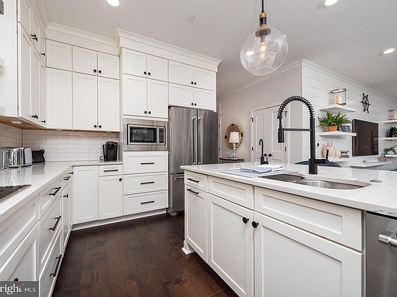 5th image of 141 West #304