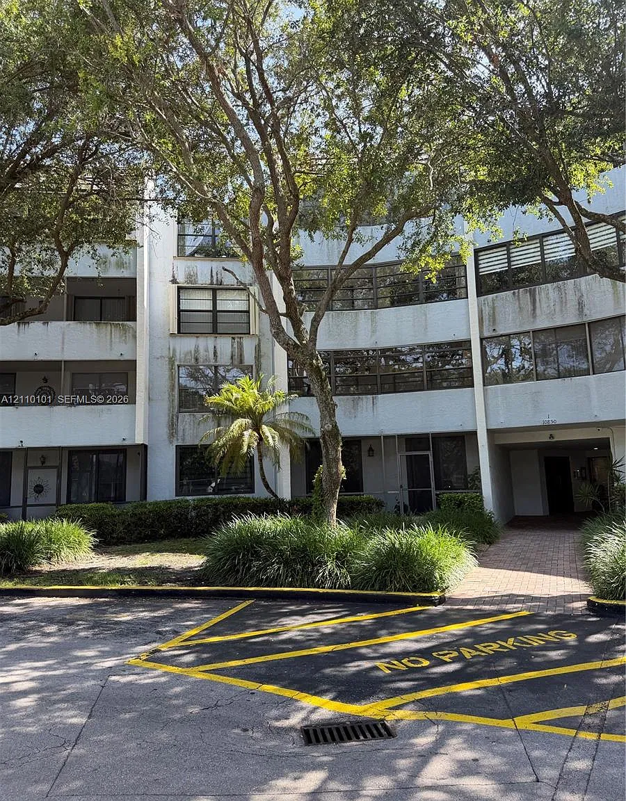 Kendall Gate Condo — Photo 1