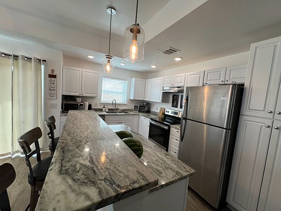 4th image of 1014 E Fannin St