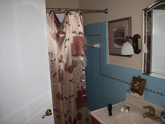 1st floor bathroom, full