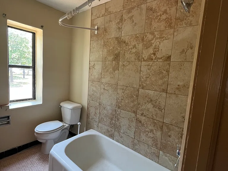 905 Kilian Blvd SE — Photo 4