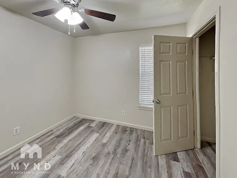 1421 E Robert St — Photo 18
