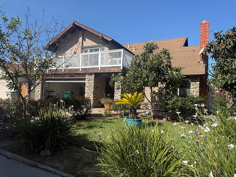 Beautiful 2 story 5 bedroom home with easy access to 15 fwy , Miramar Air Force base, walking distance to shopping & restaurants. Friendly, safe neighborhood.